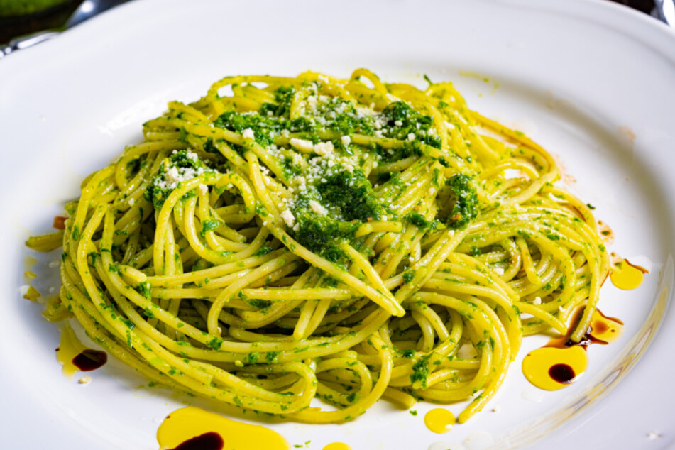 Pasta mit Bärlauchpesto und Parmesan ist schnell zubereitet und schmeckt sehr aromatisch.