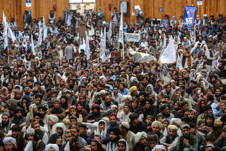 Afghanen versammeln sich in der Provinz Ghazni zu einer Feier.