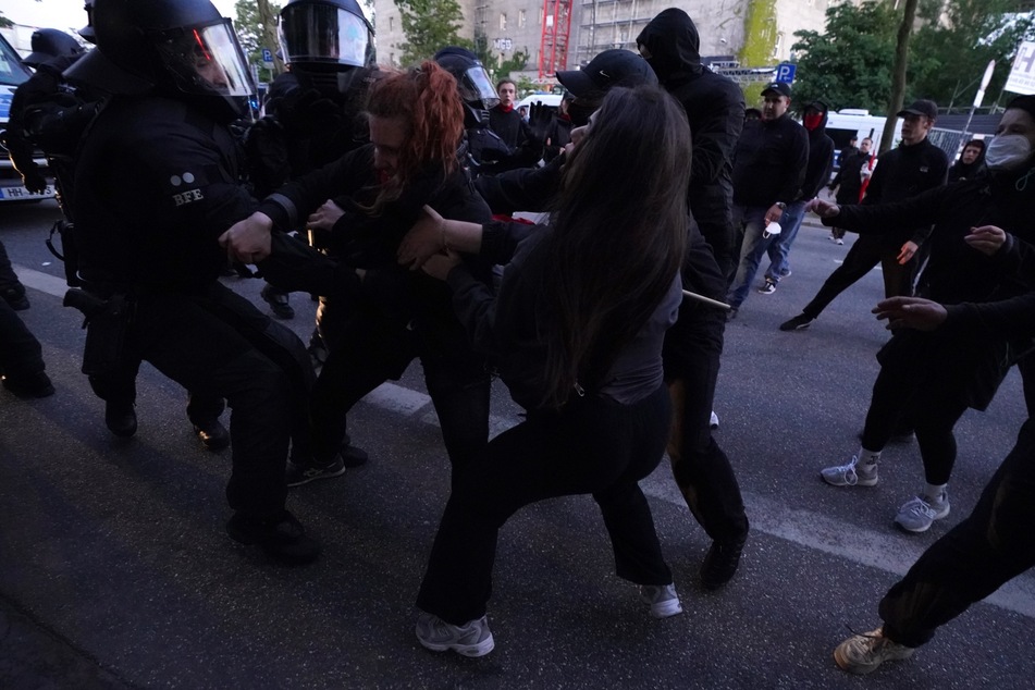 Polizisten rangeln mit einer Demonstrantin nach der Verurteilung der mutmaßlichen Linksextremistin Lina E. im Karolinenviertel.