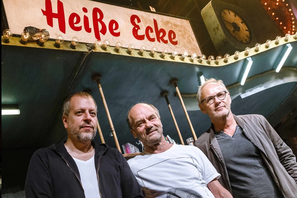 Lotto King Karl (l.-r.), Musiker und Moderator, Corny Littmann, Theaterdirektor, und Reinhold Beckmann, Fernsehmoderator, stehen im Bühnenbild des Kiez-Musicals "Heiße Ecke".