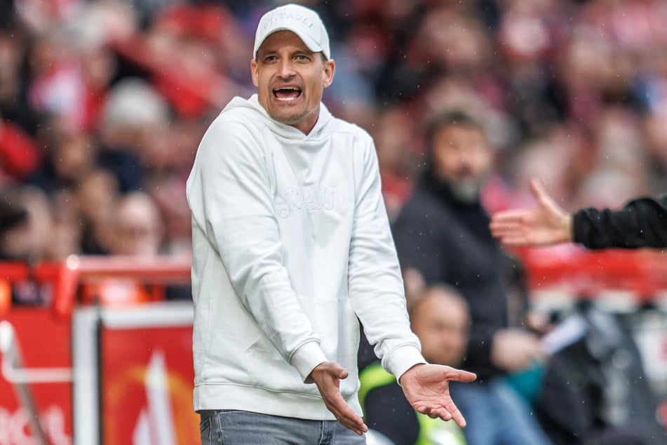 St. Paulis Trainer Alexander Blessin (52) war mit dem Unentschieden nicht zufrieden, nahm den Punkt aber gerne mit auf die Rückreise.