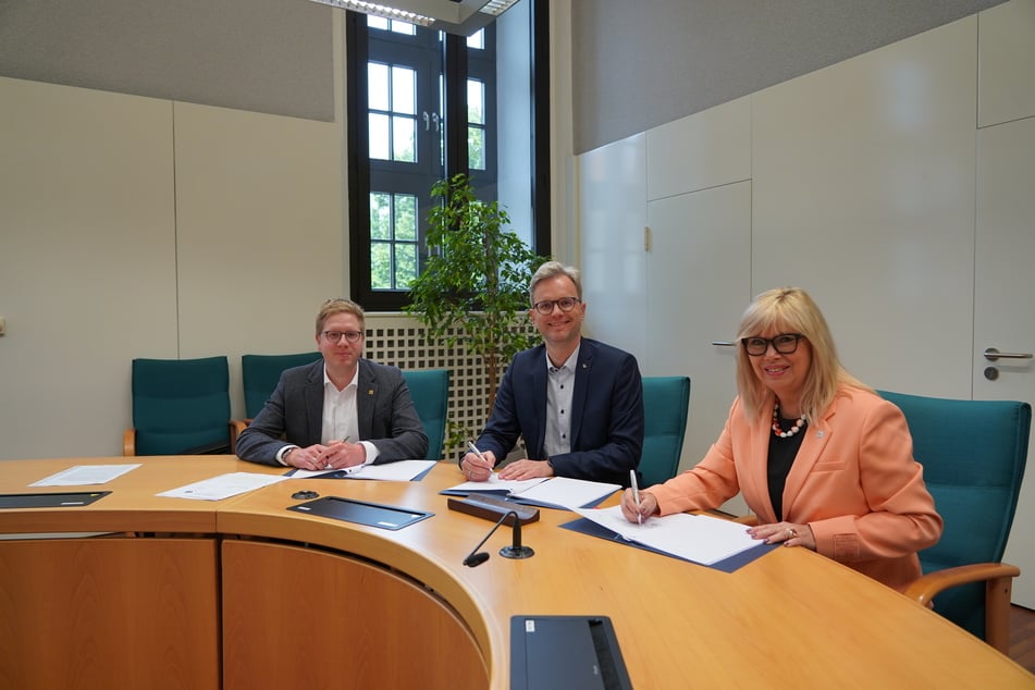 Oberbürgermeisterin Simone Borris (62, parteilos) unterzeichnete den Bauvertrag für ein neues Kinderschutzzentrum.