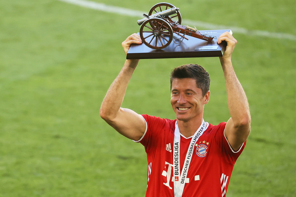Robert Lewandowski (33) vom FC Bayern München ist der Abo-Sieger der Bundesliga-Torjägerkanone. Erstmals werden jetzt auch Amateur-Fußballer für ihre vielen Tore mit einer Trophäe geehrt. (Archivfoto)