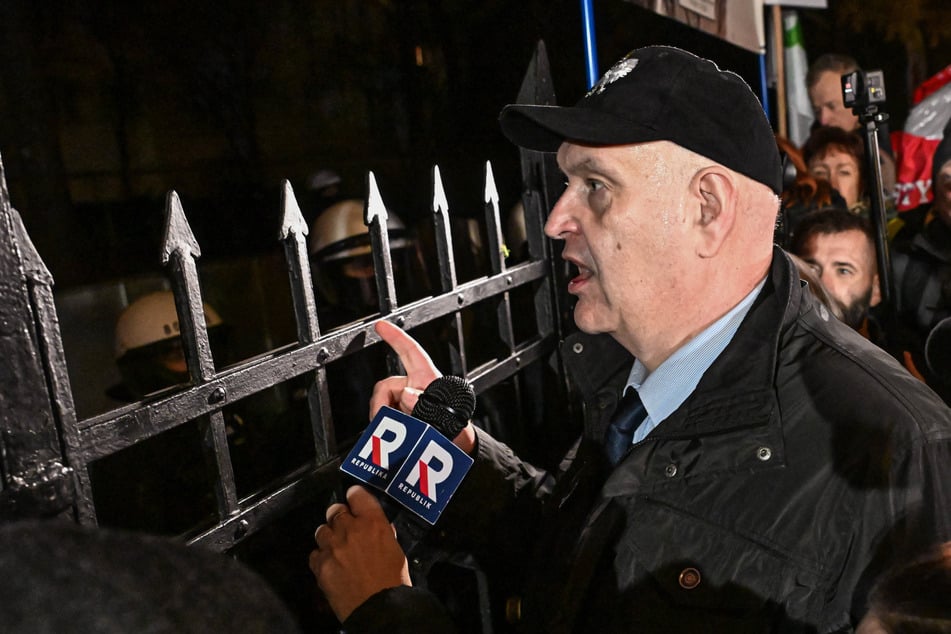 Der Präsident des Verfassungsgerichts, Bogdan Swieczkowski (56), vor dem Tor zum Gelände des polnischen Verfassungsgerichts in Warschau.