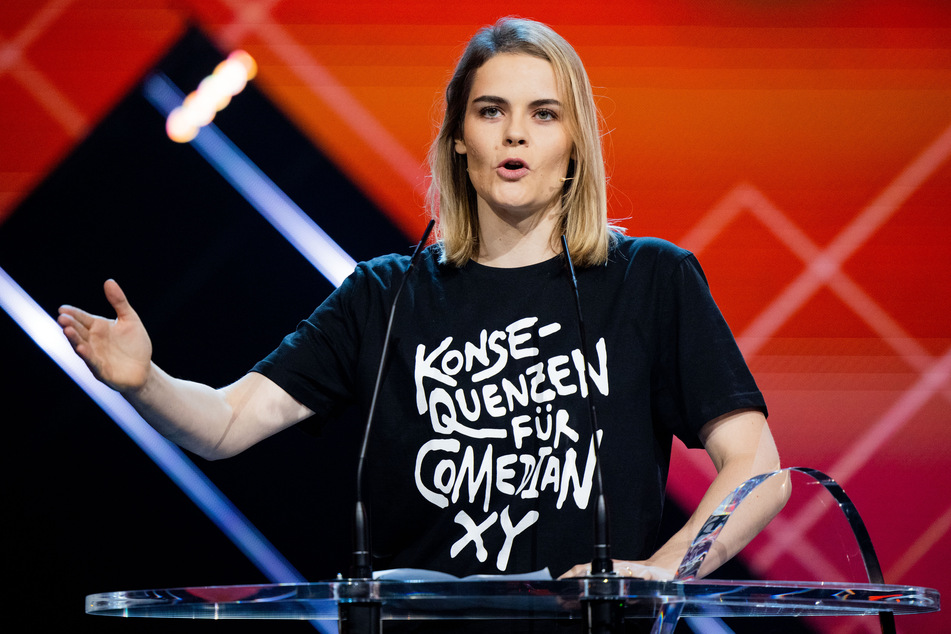 Hazel Brugger (27) trug bei Deutschen Comedypreis ein T-Shirt mit der Aufschrift "Konsequenzen für Comedian XY".