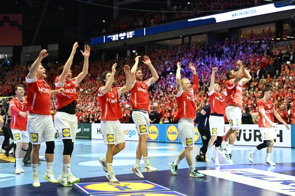 Die Dänen lassen sich von ihren Fans feiern.
