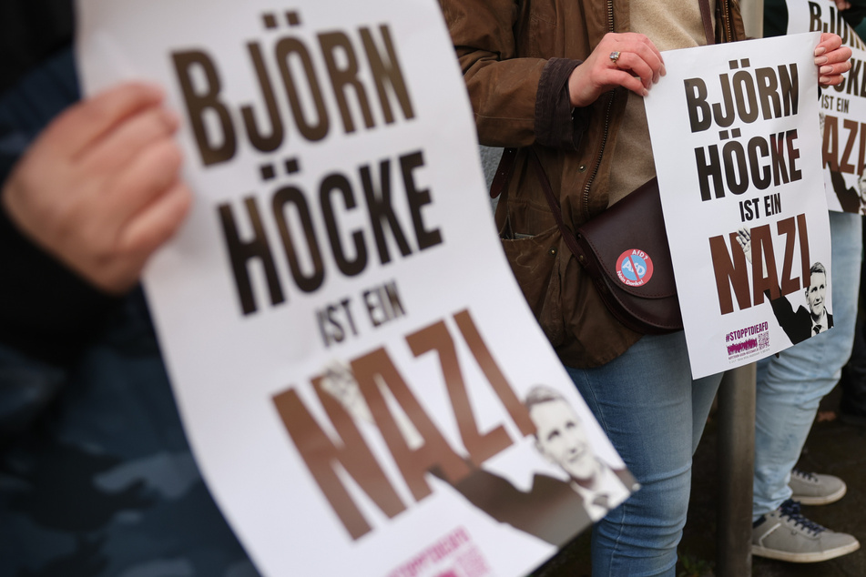 "Björn Höcke ist ein Nazi": Müssen Demonstranten bei diesem Plakat weiter mit Ermittlungen rechnen?