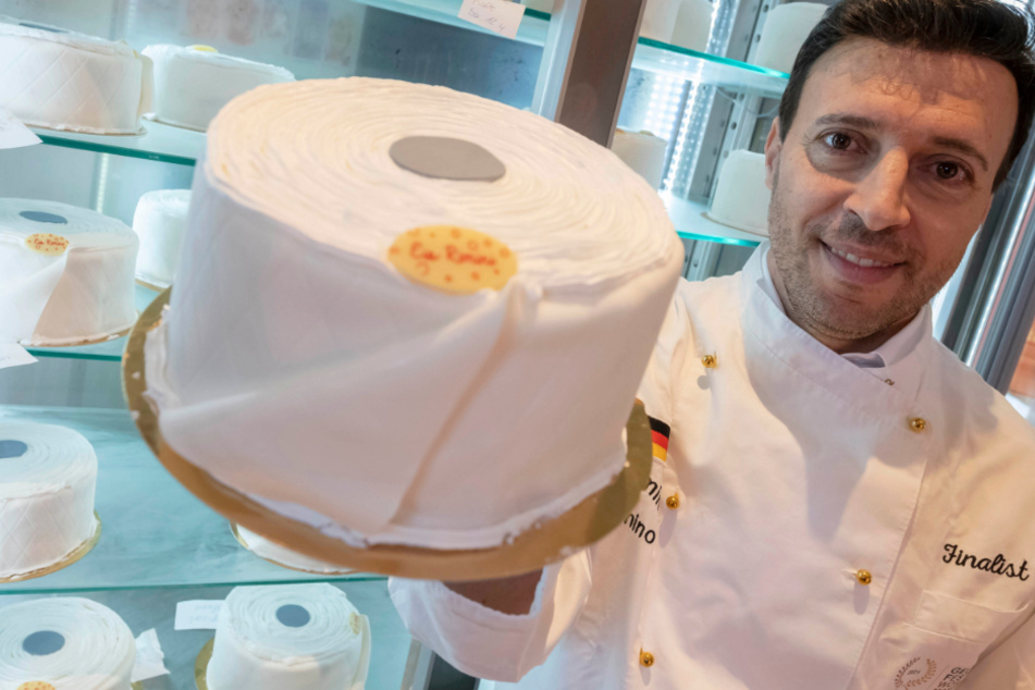 Der Eiskonditor Pino Cimino zeigt in seiner Eisdiele Eistorten in Form von Toilettenpapier-Rollen. Die Torten können nur telefonisch bestellt und von den Kunden abgeholt werden.
