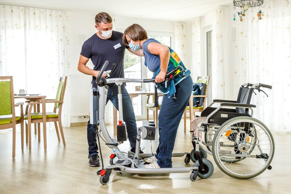 Ein Schwerpunkt der mobilisierten Kurzzeitpflege ist die Arbeit mit Physio- und Ergotherapeuten, etwa an der Aufstehhilfe. Damit soll der Patient wieder für seinen häuslichen Alltag fit gemacht werden.