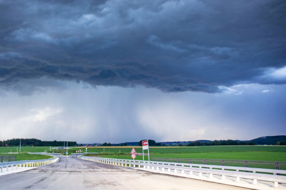 Die Experten des Deutschen Wetterdienstes (DWD) warnen vor Starkregen, Hagel und Sturmböen in Bayern. (Symbolbild)