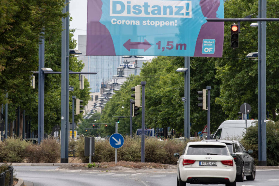 Die sogenannte Sieben-Tage-Inzidenz war in Offenbach am Dienstag zunächst auf 39 gestiegen und dann gesunken. Als Schwellenwert für strengere Maßnahmen zum Infektionsschutz gilt ein Wert von 50.
