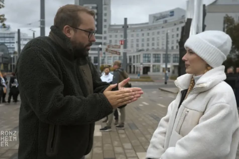 Nazi-Influencerin mit Rock und Zöpfen auf Demo: "Würde nicht behaupten, dass ich rechtsextrem bin"