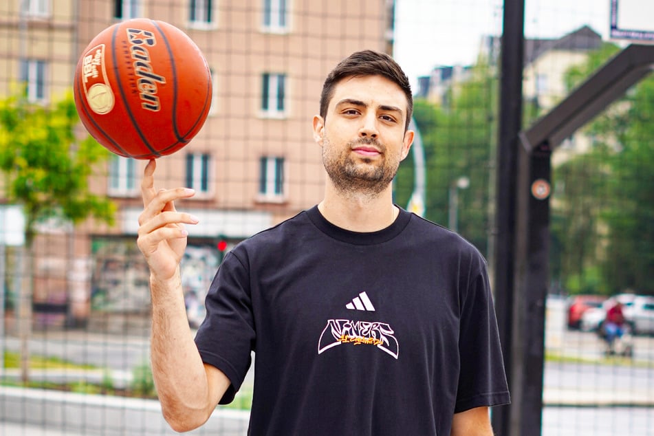 Mateo Šerić präsentiert das neue Highlight im Fanshop, das gemeinsam mit einem regionalen Street-Art-Künstler entstanden ist.