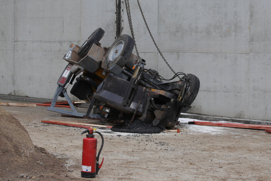 Der 49-jährige Arbeiter wurde nach dem Unfall schwerverletzt in eine Klinik geflogen.