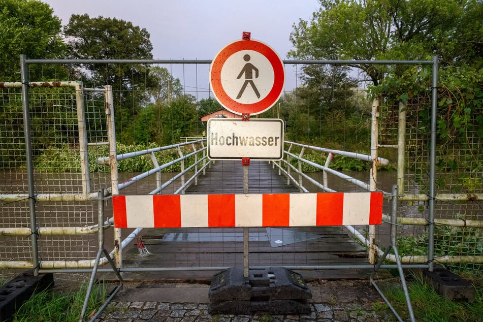 Die Fußgängerbrücke zwischen Ostritz und dem Bahnhof im benachbarten Krzewina Zgorzelecka (Polen) ist wegen Hochwasser gesperrt.