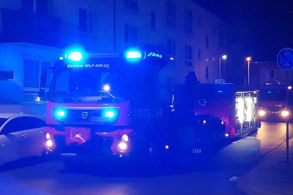 In Düren hat ein Mitarbeitern einer Bäckerei seine Hand in einer Backmaschine eingeklemmt. Er musste von der Feuerwehr befreit werden.