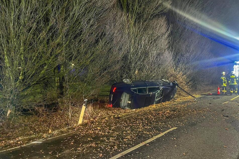 Bei einem Unfall auf einer Landstraße in Bergheim ist ein Auto auf der Seite liegen geblieben.