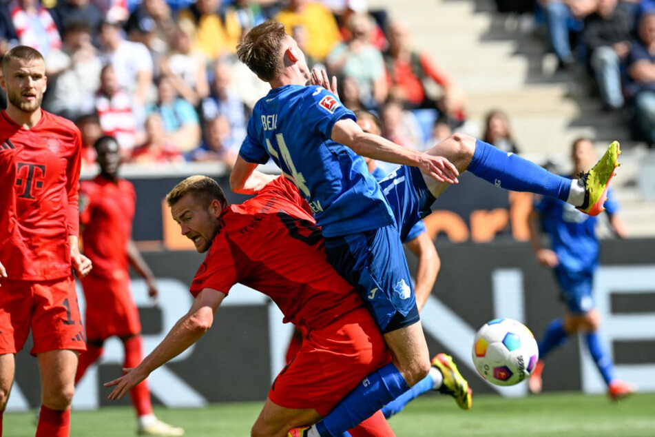 Maximilian Beier (r.) im Duell mit Bayern-Verteidiger Matthijs de Ligt.