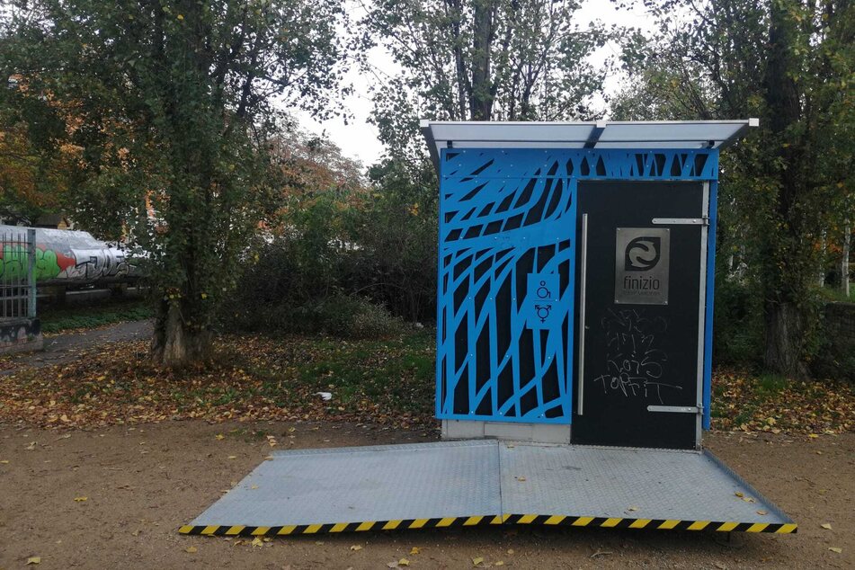 Die Toiletten sind barrierefrei und brauchen weder Strom noch Trinkwasser, noch einen Anschluss zur Kanalisation.