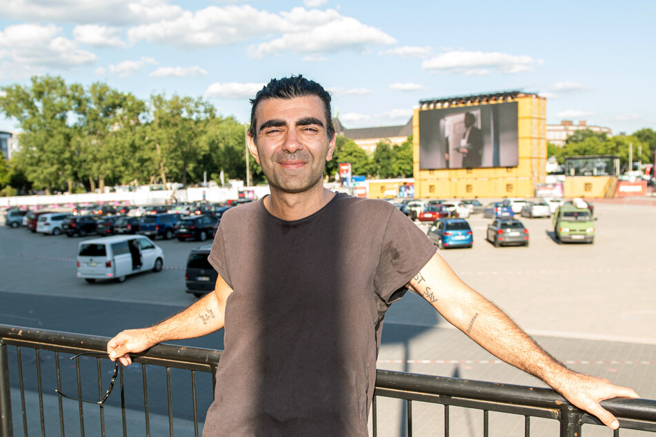 Regisseur Fatih Akin steht vor der Aufführung seines Films „Tschick“ im Autokino in Hamburg.