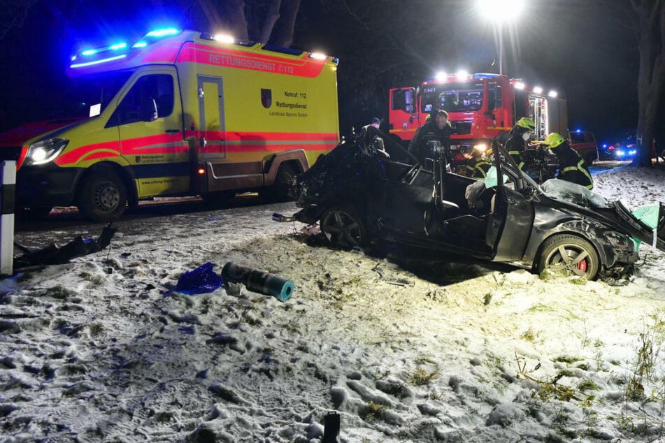 Golf-Fahrer kracht gegen Baum und wird schwer verletzt eingeklemmt