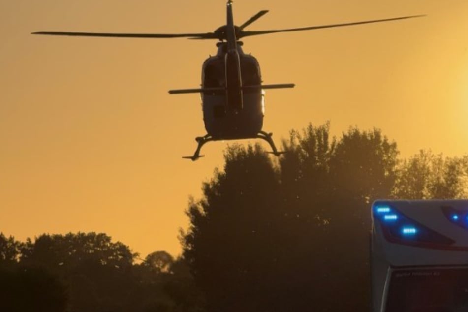 Ein schwer verletzter Motorradfahrer (66) wurde in der Altmark mit einem Rettungshubschrauber geborgen.