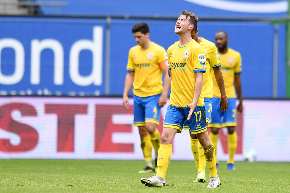 Eintracht Braunschweigs Yari Otto (21, v.) schreit seine Enttäuschung heraus: Die Löwen sind durch die deutliche Niederlage beim Hamburger SV in die 3. Liga abgestiegen.