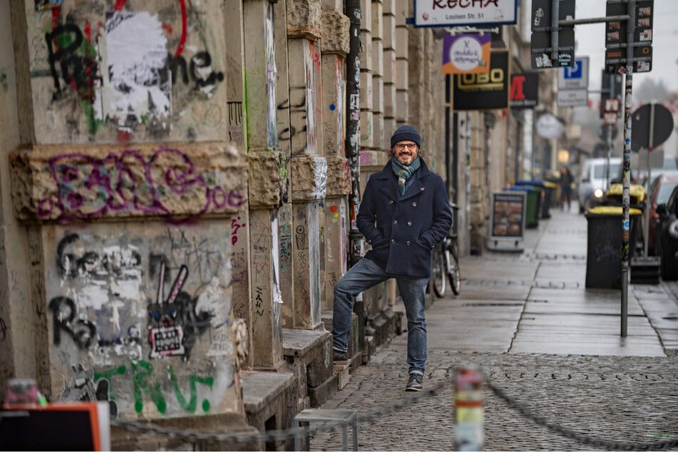 Vielleicht auf Suche nach Inspiration? Bestseller-Autor Frank Goldammer (51) in der Dresdner Neustadt.