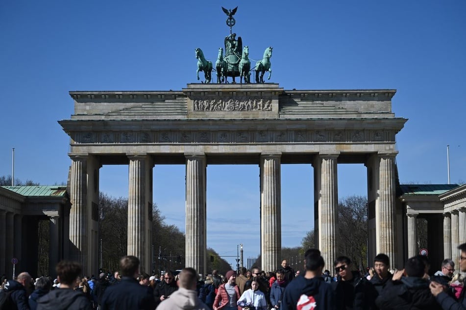 Das Brandenburger Tor in Berlin wird am Freitag mit europäischen Farben illuminiert. (Archivbild)