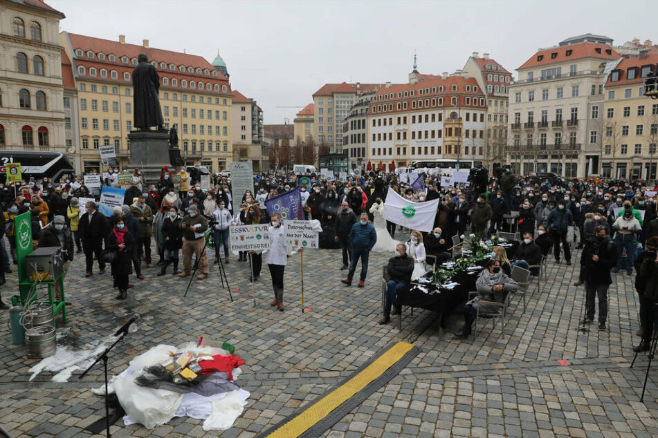 Zahlreiche Teilnehmer waren mit Protest-Schildern und Hygiene-Masken am Montagvormittag auf dem Neumarkt gekommen.