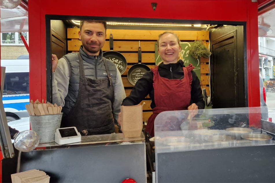 Franziska Miller (35, r.) steht seit sieben Jahren mit "Sissis kaiserlicher Schmarrn" auf dem Isemarkt.