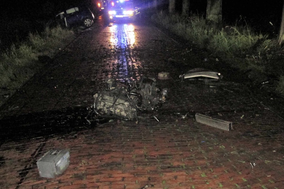 Der Motorblock wurde durch den Aufprall auf die Straße geschleudert.