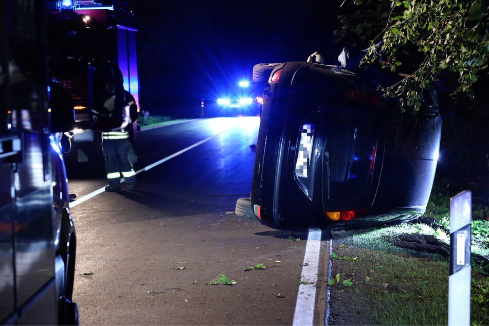 Nachdem die junge Frau die Kontrolle über ihr Auto verlor, überschlug es sich.