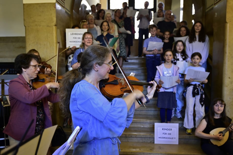 Zur letzten Stadtrats-Sitzung vor der Sommerpause hatten Lehrer und Schüler der Städtischen Musikschule mehr als 4500 Unterschriften für den Erhalt der Einrichtung übergeben.