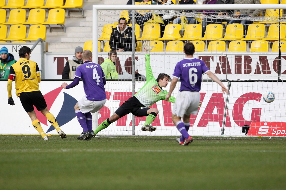 Fast 13 Jahre ist der letzte Auer Auftritt auf dem Aachener Tivoli schon her. Am 11. Dezember 2011 hieß es in der 2. Liga 1:1 - Martin Männel (36, 2.v.r.) war schon dabei.