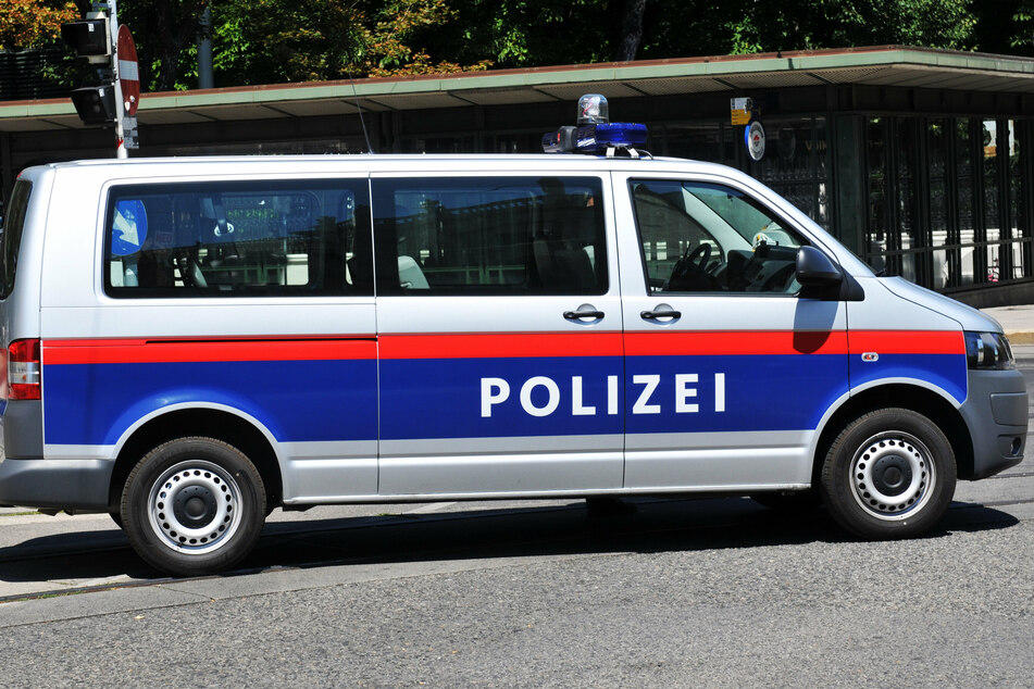 Es ging eigentlich nur um eine Kontrolle wegen einer Lärm-Beschwerde, doch plötzlich attackierte der Mann die Beamten mit einem Messer! (Symbolbild)