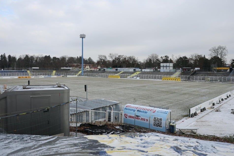 Der Platz im Bruno-Plache-Stadion ist aktuell gefroren. Unter diesen Bedingungen kann wegen der Verletzungsgefahr nicht gespielt werden.