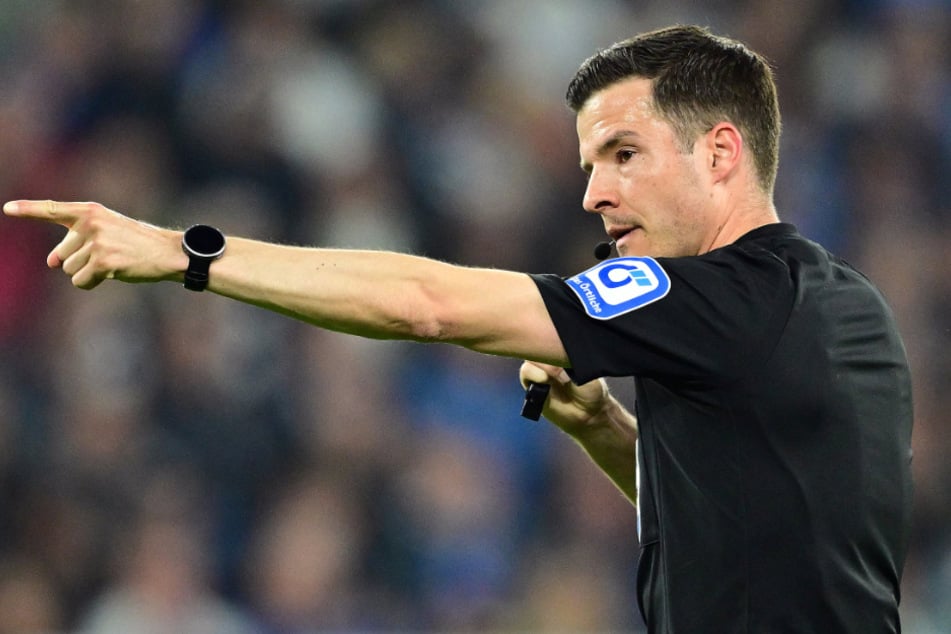 Schiedsrichter Harm Osmers (41) pfeift den Nord-Süd-Klassiker zwischen dem HSV und dem FC Bayern. (Archivfoto)
