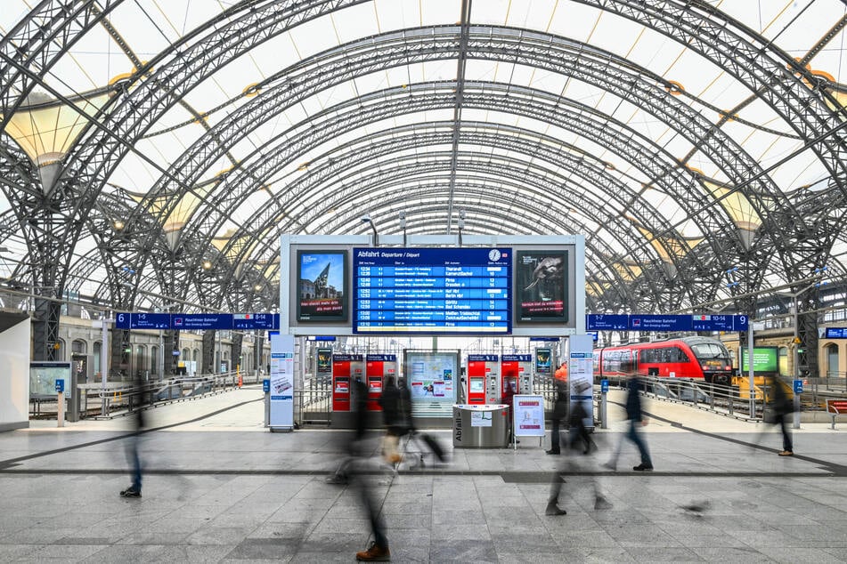 Im Vergleich zu Bahnhöfen anderer Großstädte, ist es in Dresden durch das Glasdach sehr hell.