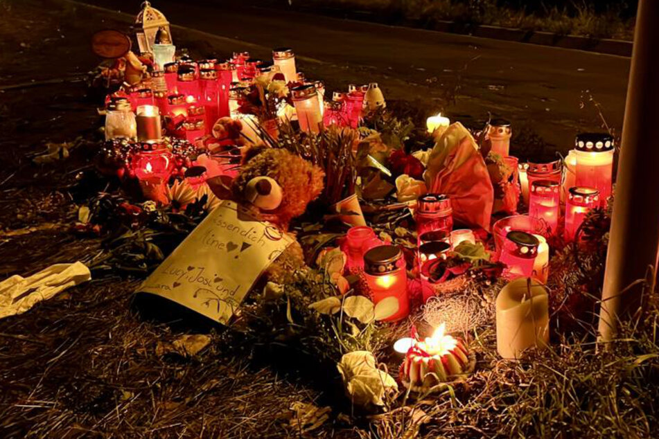 Kerzen, Plüschtiere, Briefe - am Ort des Unfalls hinterließen Angehörige kleine Andenken.
