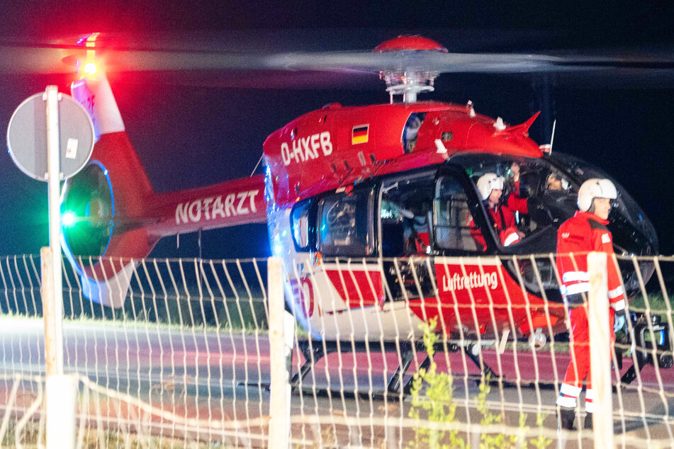 Auch ein Rettungshubschrauber war nach dem folgenschweren Unfall auf B300 in Bayern im Einsatz.