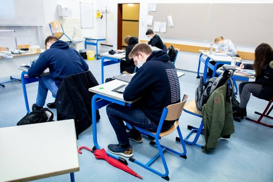 In Nürnberg können zahlreiche Schüler in den Unterricht zurück. (Symbolbild)