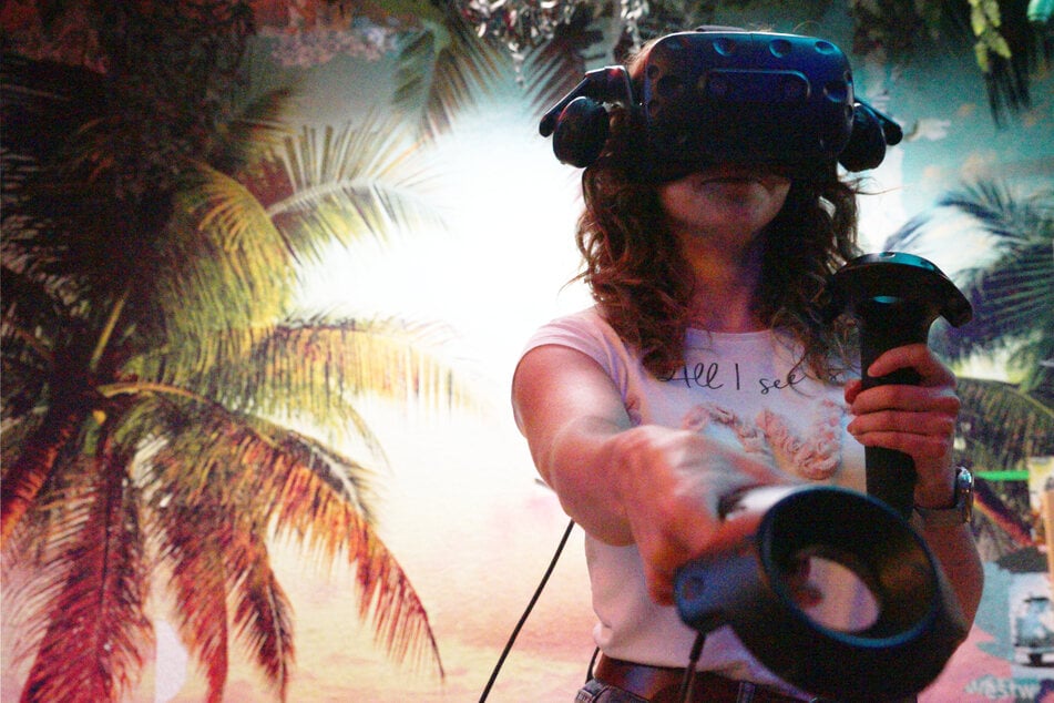 Mit Brille und Controllern in immersive Welten abtauchen.
