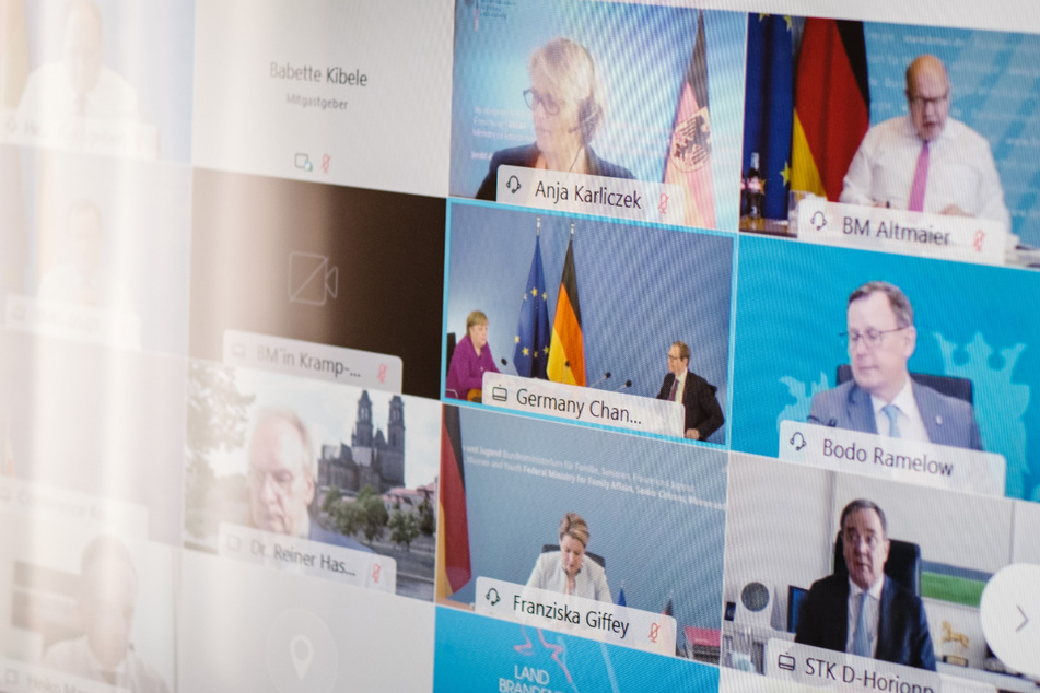 Thüringens Ministerpräsident Bodo Ramelow (65, Linke, rechts Mitte) spricht mit den Regierungschefs und Kanzlerin Angela Merkel (66, CDU) über das weitere Vorgehen in der Corona-Pandemie.