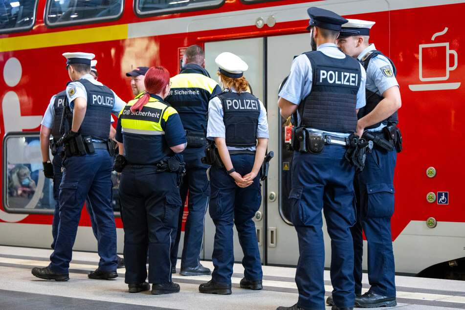 Polizisten und Mitarbeiter von DB Sicherheit zeigen bei dem dichten Andrang am Berliner Hauptbahnhof Präsenz.