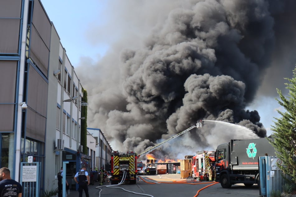 Stuttgart: Meterhoher Rauch über Mannheim: Feuerwehr versucht, Flammen zu bändigen