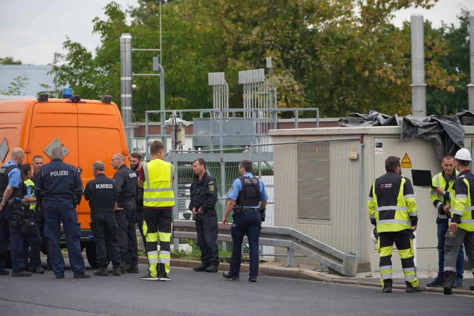 Der Kampfmittelbeseitigungsdienst und Techniker von SachsenEnergie sind vor Ort.