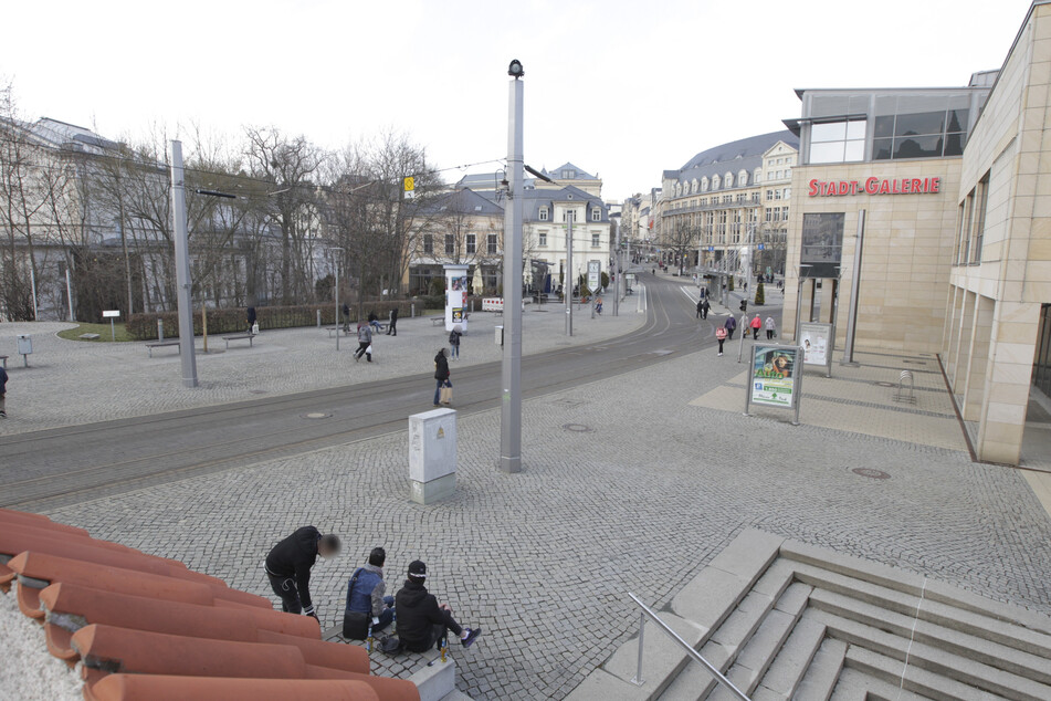 Auf dem Postplatz in Plauen kam es am Sonntag zu einer brutalen Messer-Attacke auf einen Syrer. Der Mann musste notoperiert werden. (Archivbild)
