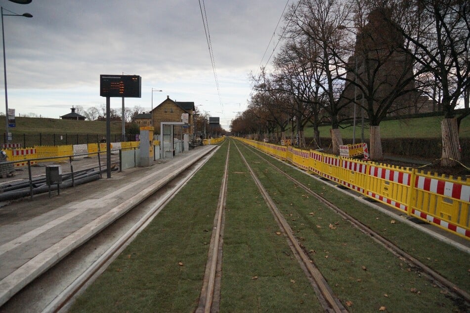 Die Haltestelle mit den breiteren Gleisen nach dem Umbau.