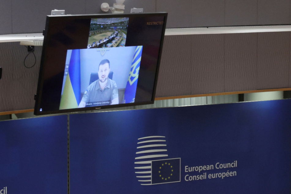 Wolodymyr Selenskyj (44) sprach bei einem außerordentlichen Treffen der Staats- und Regierungschefs der EU aus Kiew.